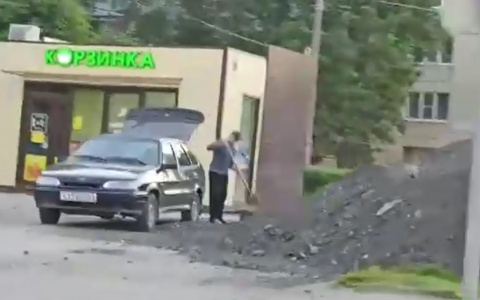 Полиция ищет мужчину, который поутру грузил асфальтную крошку в автомобиль