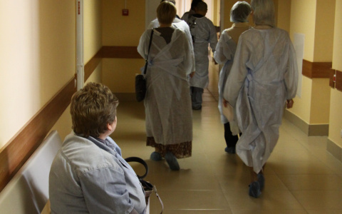 В больнице с пациентами на ИВЛ ночью отключили электричество