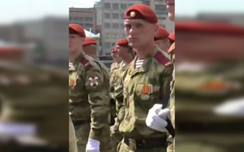 Парень из Вурнар прошел по Красной площади в краповом берете, исполнив мечту детства