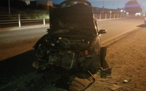 Водитель въехал в столб и сбежал, оставив свой "Лифан" на месте происшествия