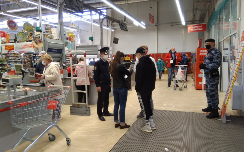 Роспотребнадзор опроверг информацию, что в магазинах можно отовариваться без маски