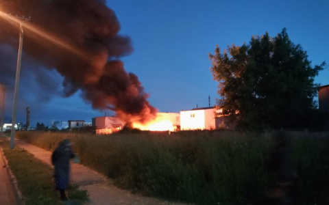 В Новочебоксарске горят автомобильные гаражи