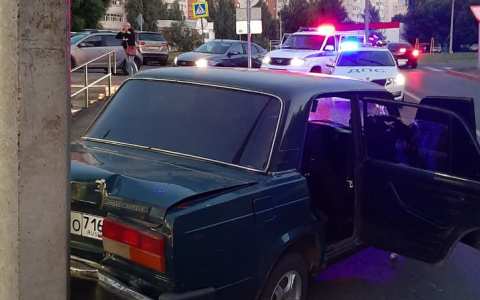 Подростки купили старую "Ладу" и влетели со страху в столб