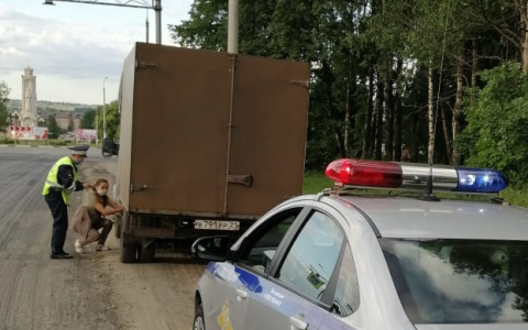 Инспекторы ДПС помогли автоледи на грузовике, которая забыла заправиться