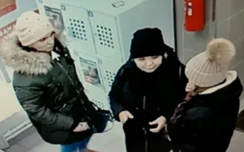 Три девушки расплачивались чужой картой в магазинах, их ищет полиция