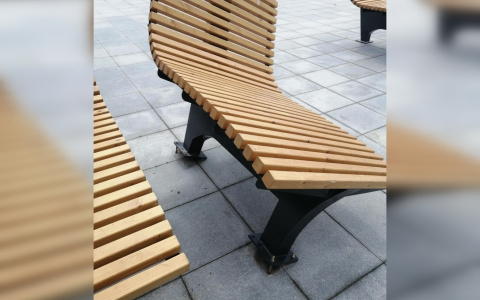 Новые скамейки на Заливе не прошли проверку: "Мама едва не оказалась под одной из них"