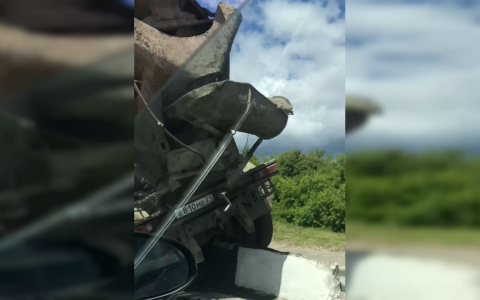 Авария с бетономешалкой парализовала движение на Сугутском мосту