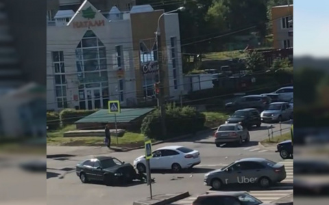 Машина вылетела на тротуар в Новоюжном районе