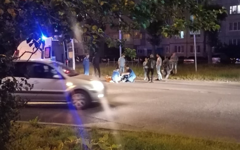 Выходящая из машины девушка попала под колеса