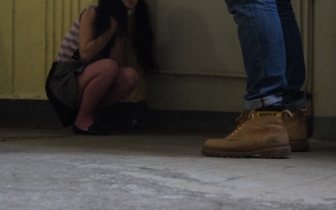 Мужчина три года домогался несовершеннолетней падчерицы