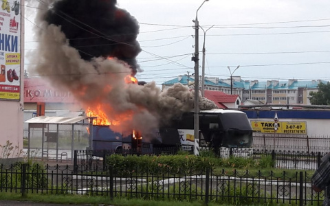 В Чувашии у автовокзала сгорел пассажирский автобус