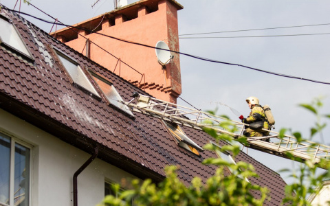 В Чебоксарах загорелся многоквартирный дом, жильцы спасали компьютеры и вещи