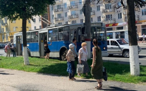 Троллейбус врезался в столб в центре Чебоксар