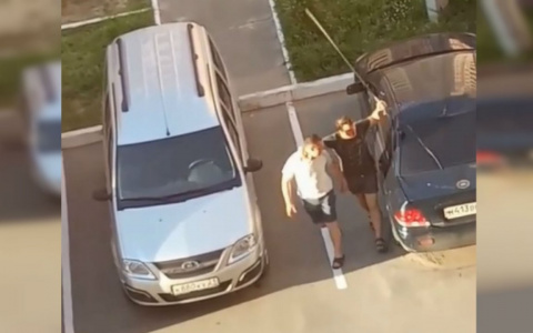 Шумная компания разбудила жителей двух домов и прихватила антенну автомобиля