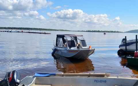 Купающихся школьников у ГЭС ловят полицейские и спасатели