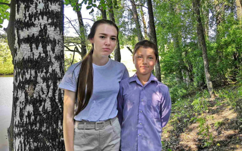 Девушка и не умеющий плавать мальчик спасли тонущего подростка