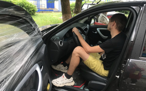 В Чебоксарах двое мужчин напали на таксиста и разбили машину