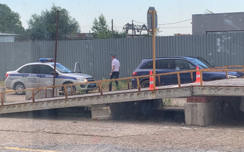 Курсантка автошколы после экзамена села за руль "Мерседеса" и попыталась уехать