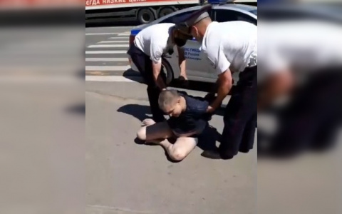 В Чебоксарах задержали агрессивного мужчину с ножами, который бегал по улице