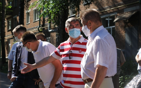 Сломанные качели, нескошенная трава, переполненные урны: чем еще "славятся" чебоксарские дворы