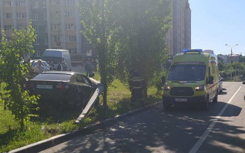 В Чебоксарах "Хонда" снесла столб, водителя спасал пассажир иномарки