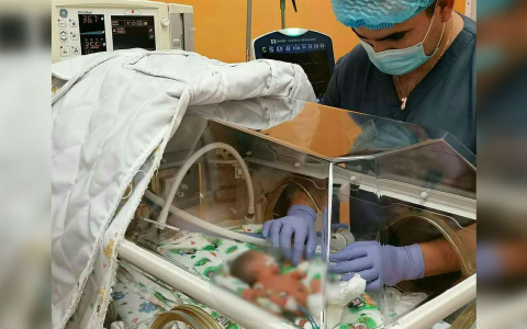 Хирурги спасли девочку, которая родилась весом 650 грамм