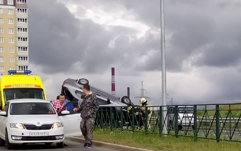 Chevrolet перевернулся в Новоюжном районе, пострадала девушка