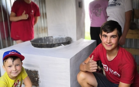 Добровольцы отстроили для одинокой бабушки печку, когда пришли поздравить с днем рождения