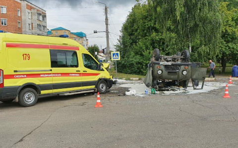 В Канаше УАЗ столкнулся с машиной реанимации и загорелся