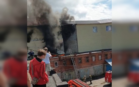 В центре Чебоксар загорелось здание