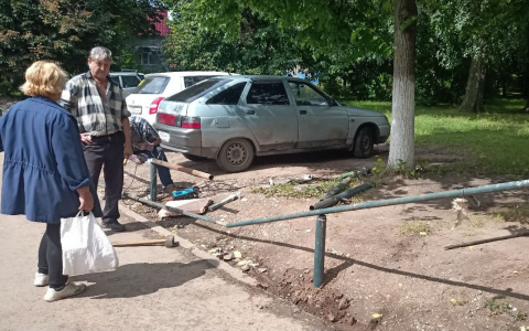 Старшая по дому заблокировала припаркованные автомобили железным забором