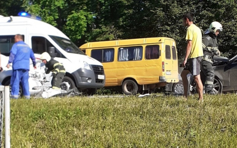 Беременная девушка пострадала в лобовом столкновении "Шкоды" и "Мерседеса"