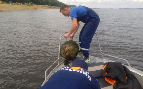 В Чебоксарах спасатели отбуксировали старый заброшенный буй