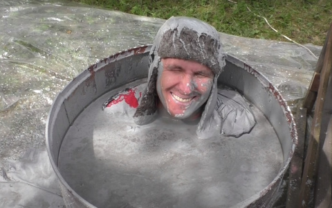 Житель Чувашии замуровал себя в бочке с алебастром