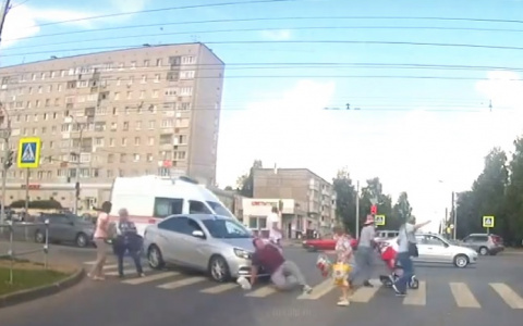 Пешехода сбила легковушка, которую подбила скорая помощь