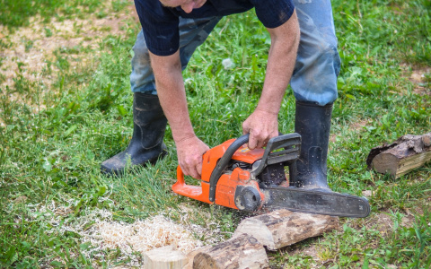 Житель Порецкого района напал на соседку с бензопилой