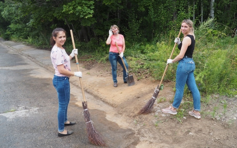 Работники столичного предприятия вышли на долгожданный субботник