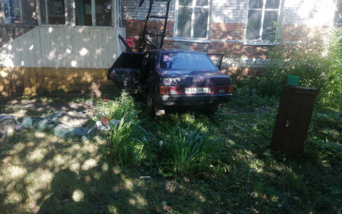 В Порецком районе "девятка" врезалась в жилой дом