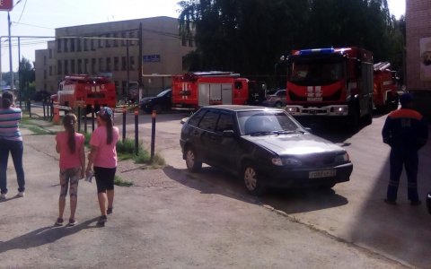В Чебоксарах задымилась школа, на месте работают 6 пожарных машин