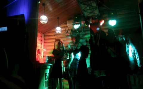 Детский лагерь в Канашском районе начали использовать для больших свадеб