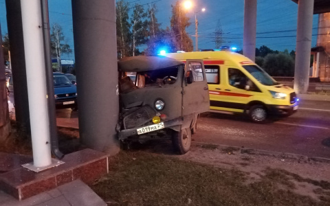 УАЗ влетел в столб на Марпосадском шоссе