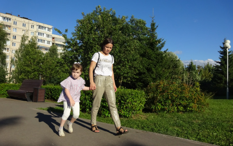 Мама девочки с инвалидностью: "Приставы арестовали пенсию ребенка"