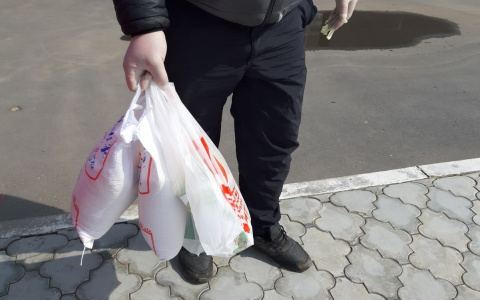 Дедушка отправил 16-летнего внука за продуктами, а тот списал 320 тысяч рублей