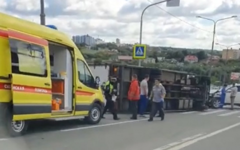 В Чебоксарах опрокинулся грузовик, в него въехала иномарка