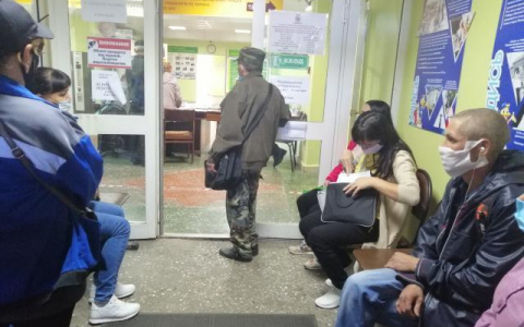 Чебоксарцы каждый день толпятся у отдела соцзащиты: "Приходят без записи, ругаются, на замечания не реагируют"