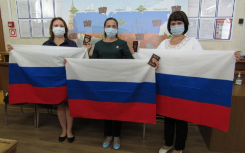Чебоксарцам, пошедшим за новым паспортом и правами, дарили флаг России