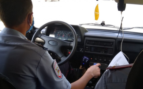 Женщина попросила помощи незнакомца в банковском переводе, теперь ей помогает полиция