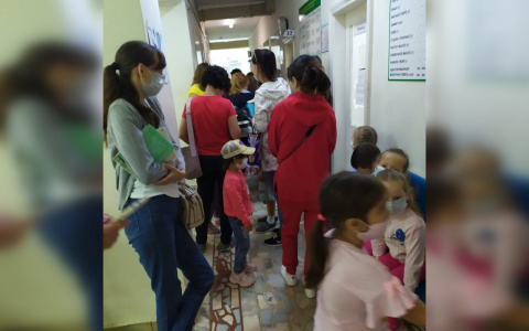 В Чебоксарах толпы родителей и детей пришли в поликлинику на пробы Манту