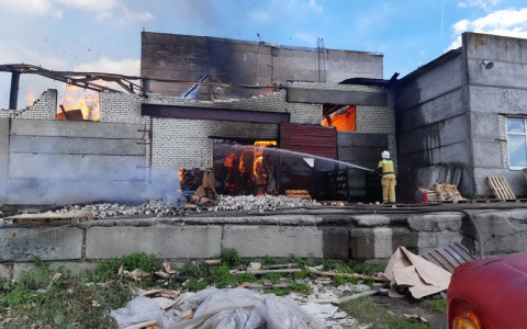 В Алатыре около трех часов тушили бумажную фабрику