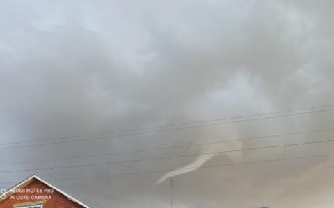 Зарождающийся смерч увидели жители Чувашии в небе после дождя